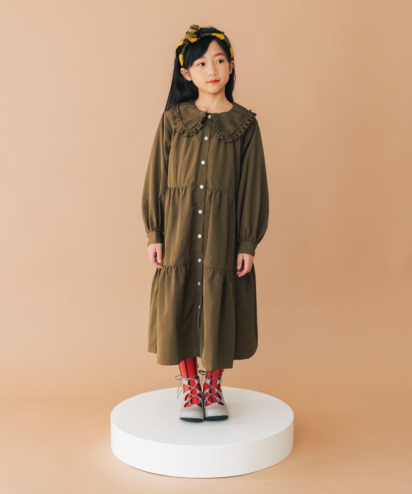タック襟付きティアードワンピース