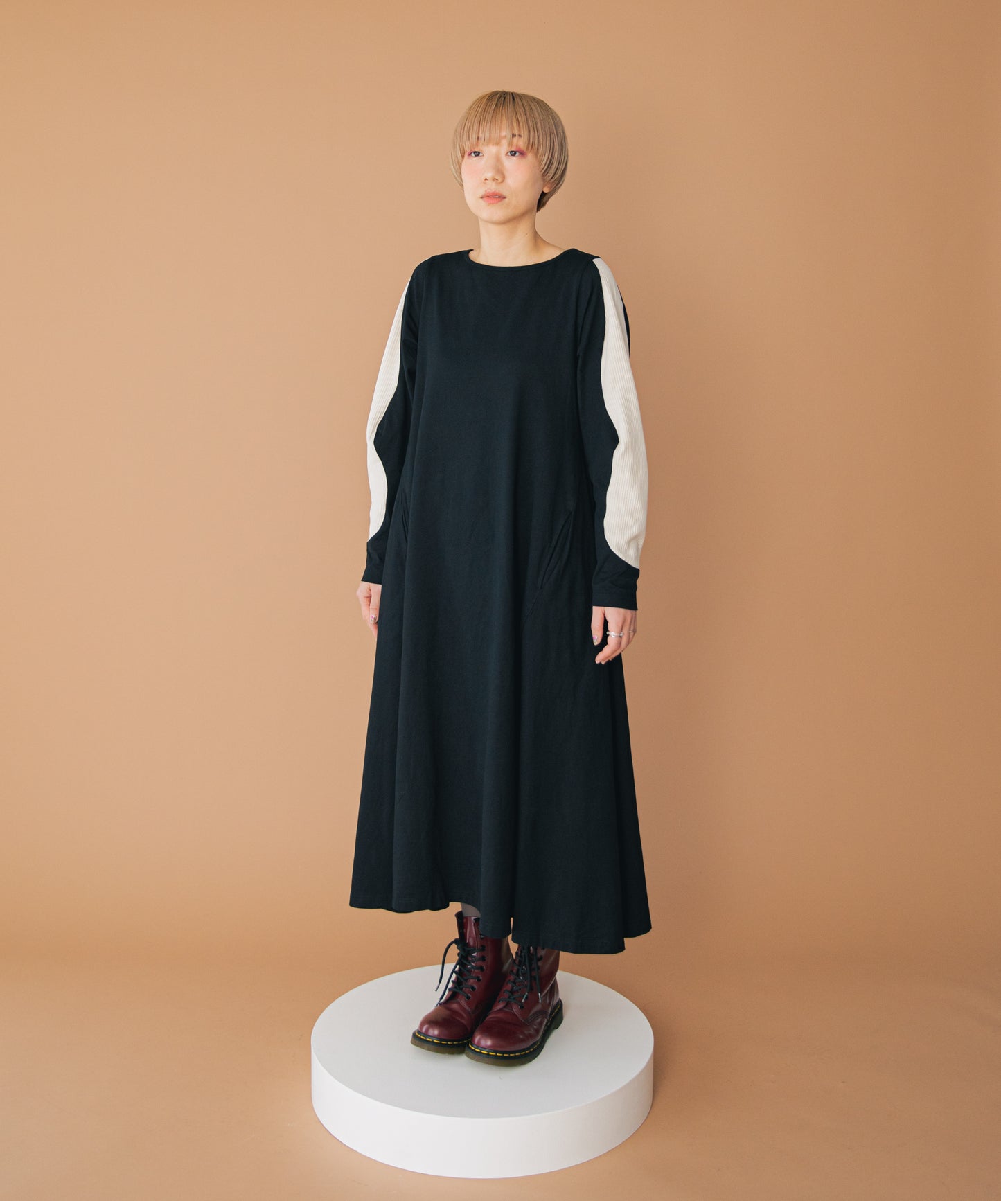 うねうね変形スリーブワンピース